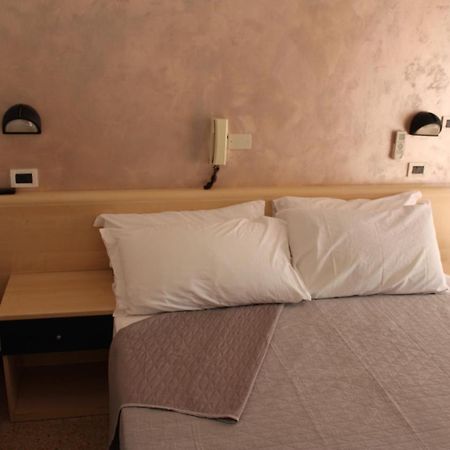 Hotel Mora Rimini Exterior photo