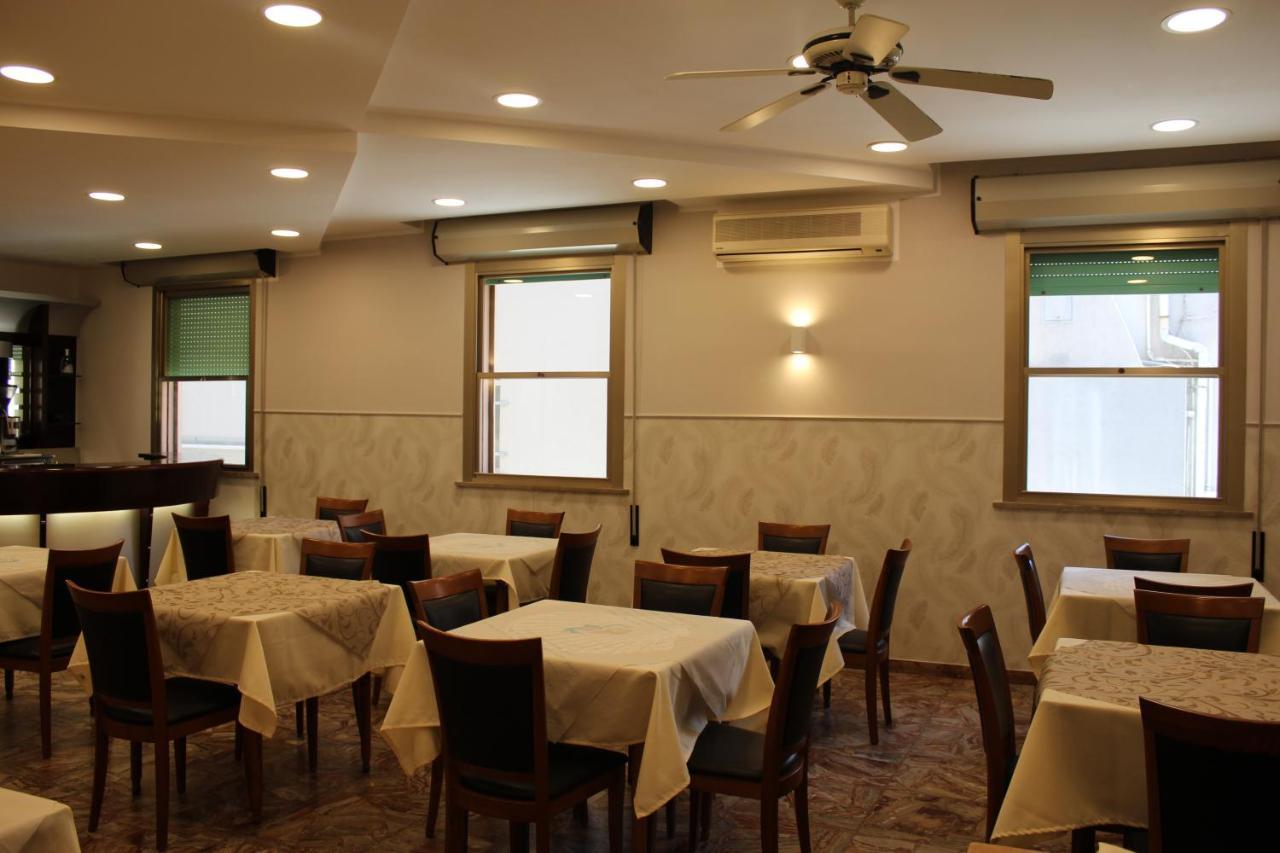 Hotel Mora Rimini Exterior photo